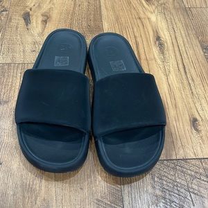 Lululemon slides